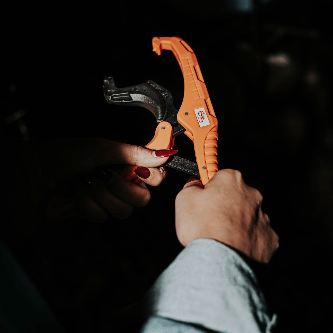 🎣 Heavy-Duty Fish Grip