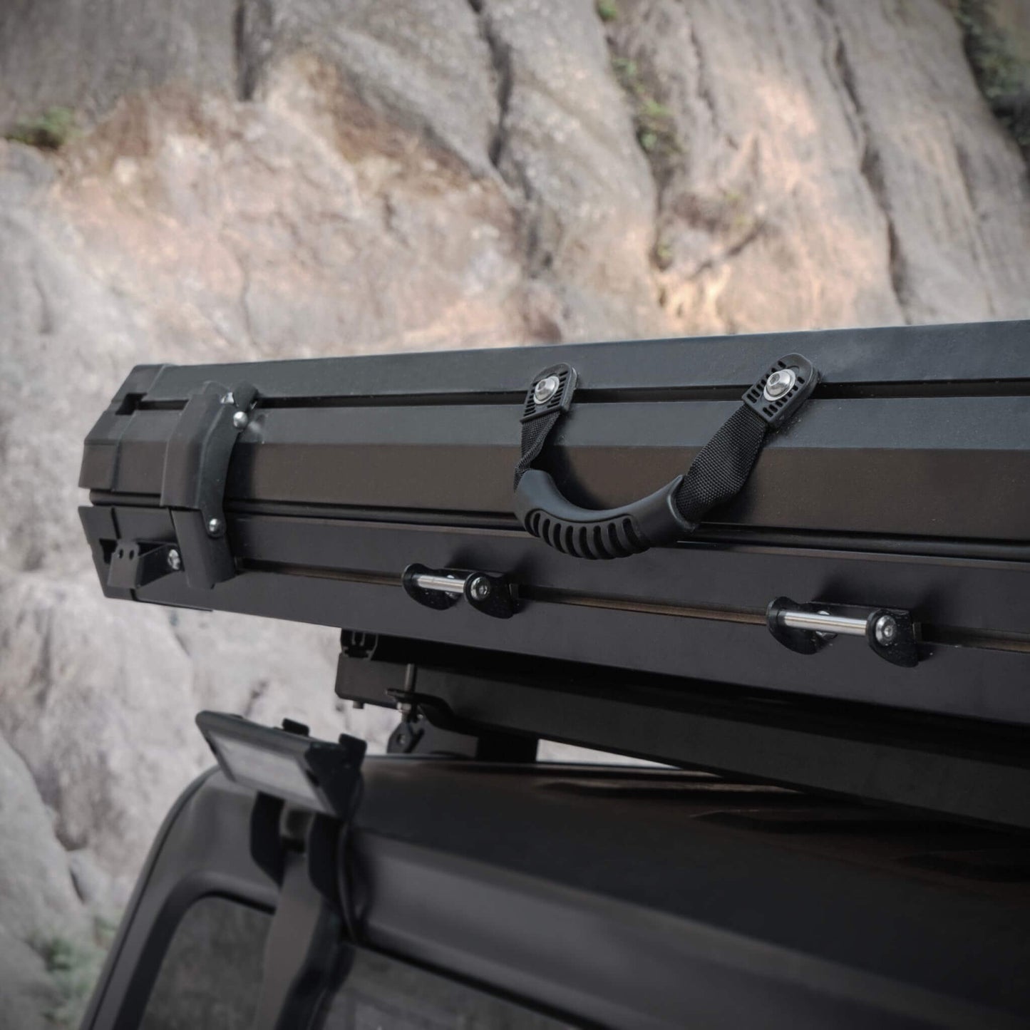 Heavy Duty 2-3 Person Hardshell Rooftop Tent With Ladder (SAK93120) - Tanks Treasures