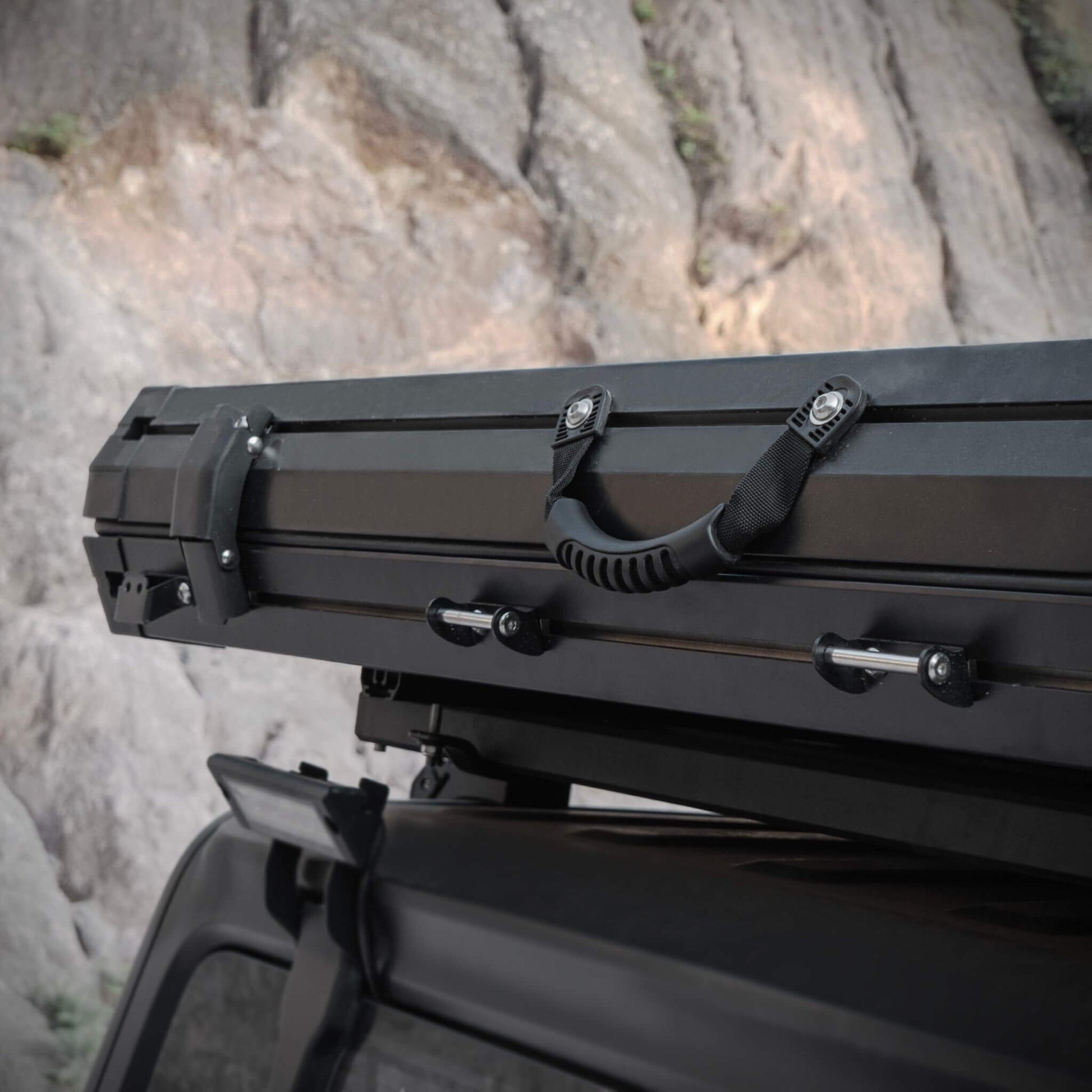 Heavy Duty 2-3 Person Hardshell Rooftop Tent With Ladder (SAK93120) - Tanks Treasures